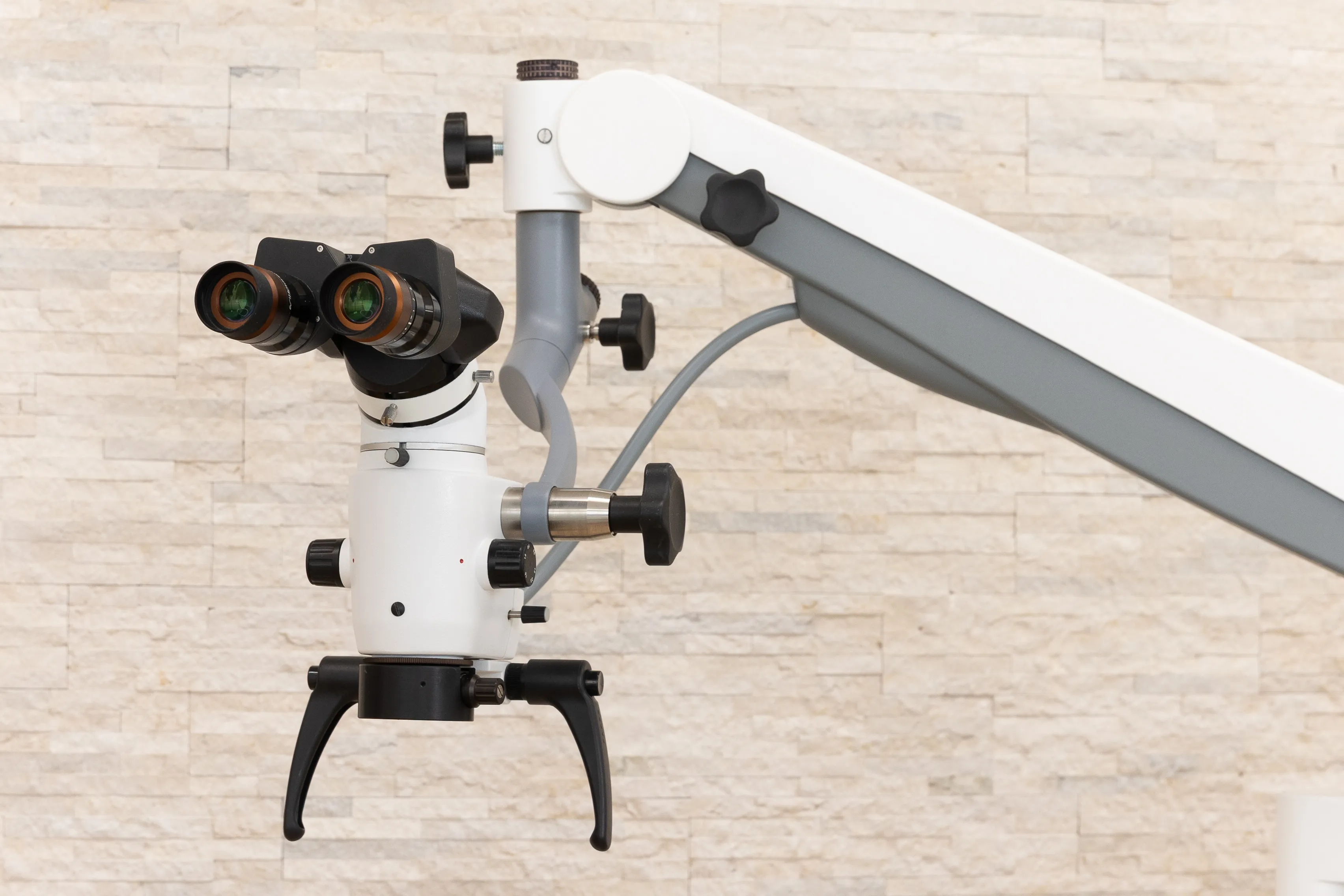 精密診療用マイクロスコープの設置